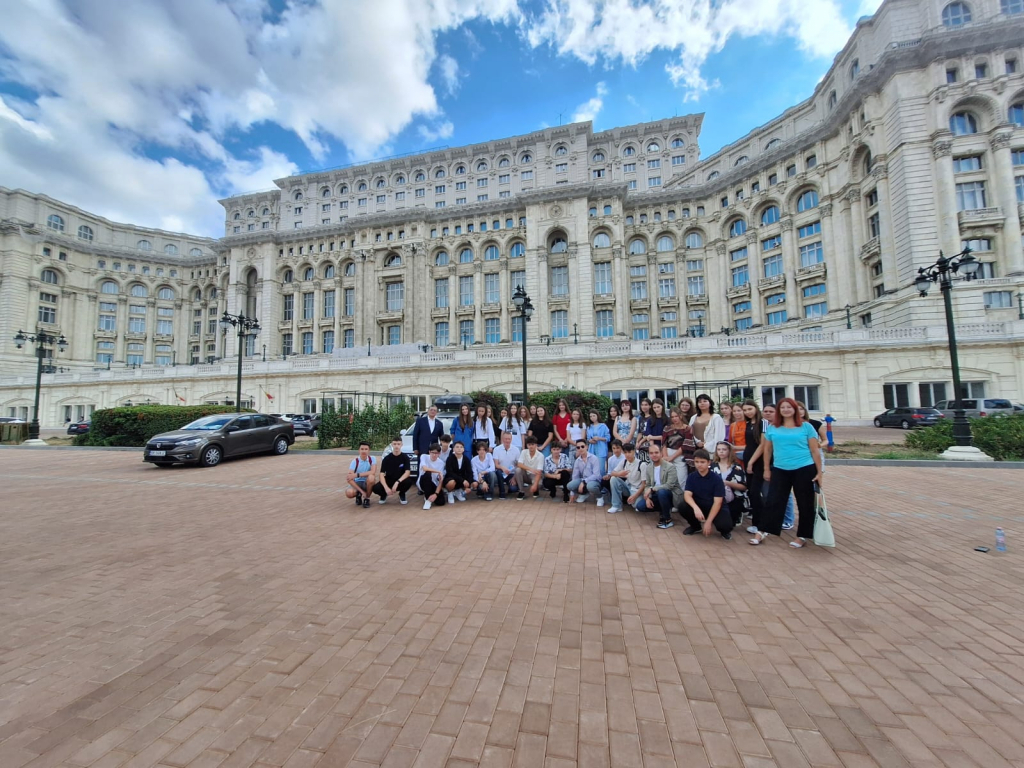 Elevii ieșeni cu rezultate foarte bune la Evaluarea Națională, în vizită la Parlament