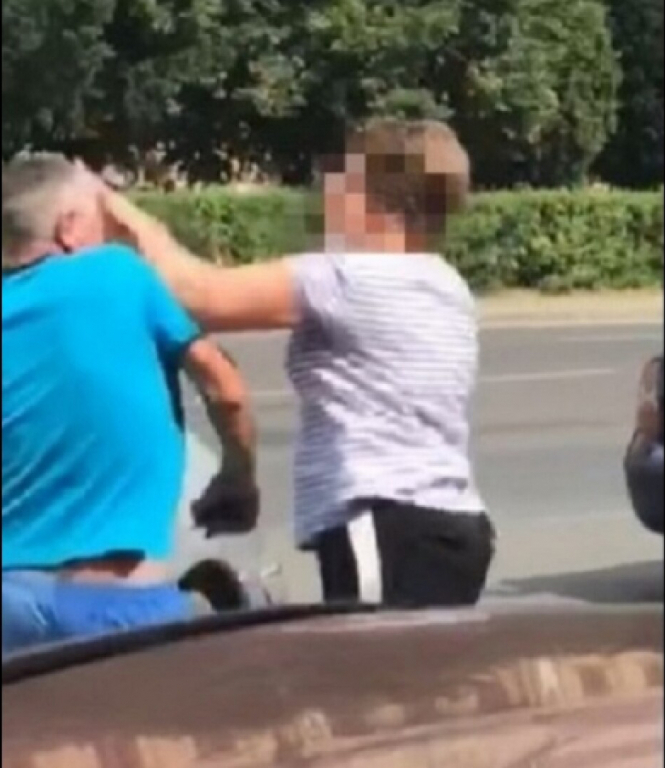 O păşcăneancă i-a făcut K.O. pe cei doi fraţi ai ei