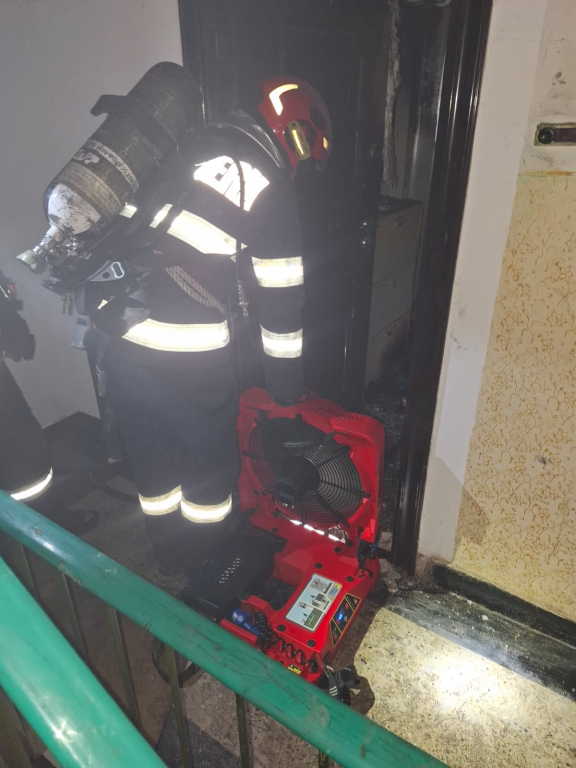 Incendiu intr-un bloc din Dorohoi! O mamă și un copil au fost în pericol!