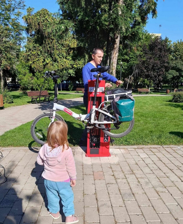 Cinci stații multifuncționale de reparat biciclete, montate în Iași