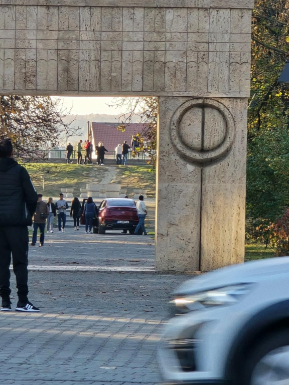 O femeie a trecut cu mașina prin Poarta Sărutului și a parcat fix lângă Masa Tăcerii