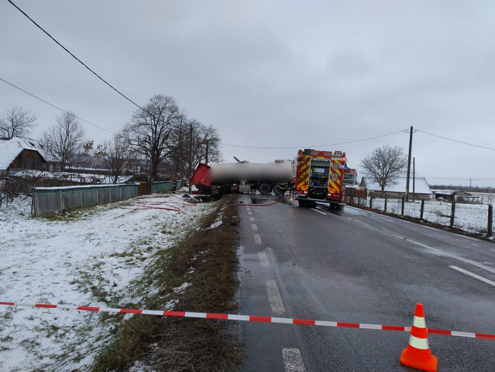 GALERIE FOTO -- Accident grav la Suceava. Un BMW a luat foc. Au murit trei oameni