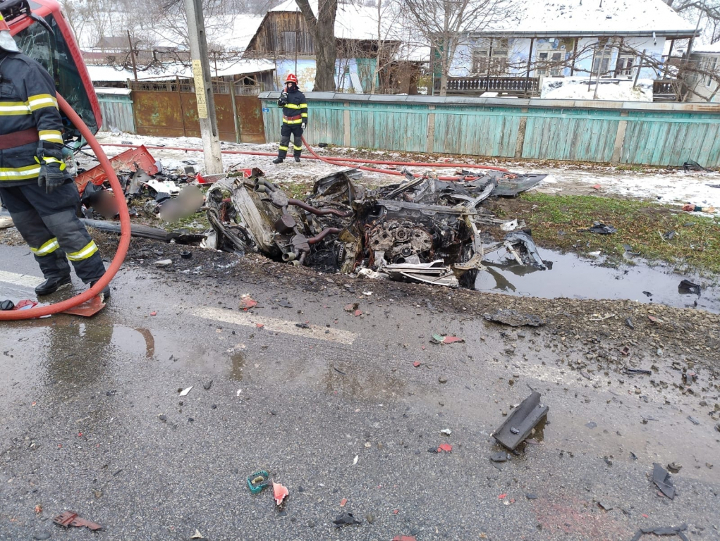 GALERIE FOTO -- Accident grav la Suceava. Un BMW a luat foc. Au murit trei oameni