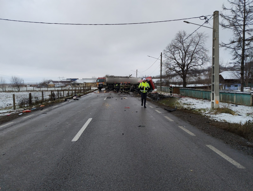 GALERIE FOTO -- Accident grav la Suceava. Un BMW a luat foc. Au murit trei oameni