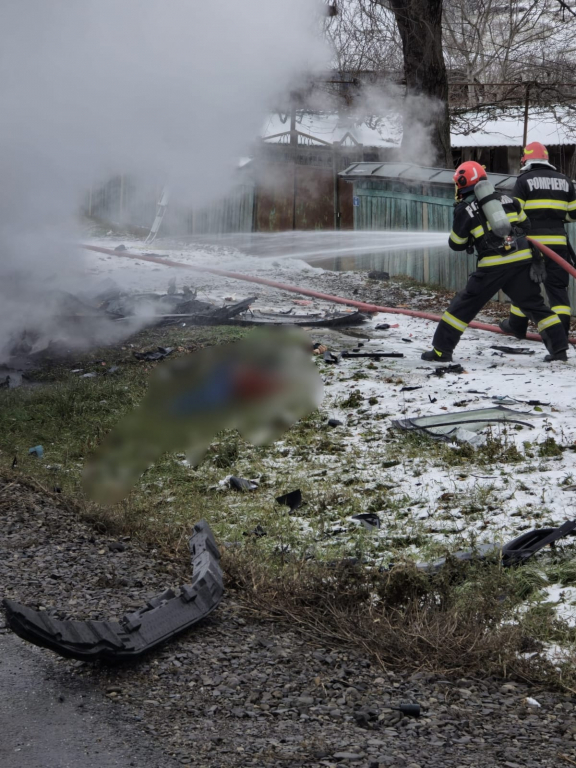 GALERIE FOTO -- Accident grav la Suceava. Un BMW a luat foc. Au murit trei oameni