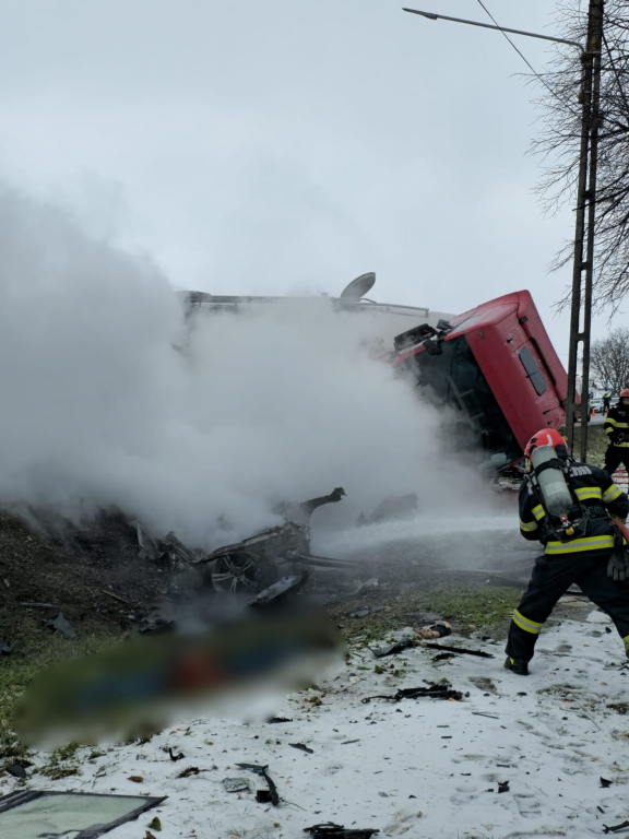 GALERIE FOTO -- Accident grav la Suceava. Un BMW a luat foc. Au murit trei oameni