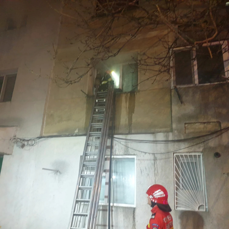 Incendiu violent într-un bloc din Vaslui. Mai multe persoane au fost evacuate