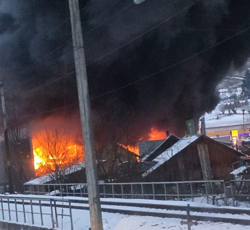  Incendiu puternic la o fabrică de anvelope: A fost emis mesaj Ro-Alert / Șapte autospeciale intervin la fața locului