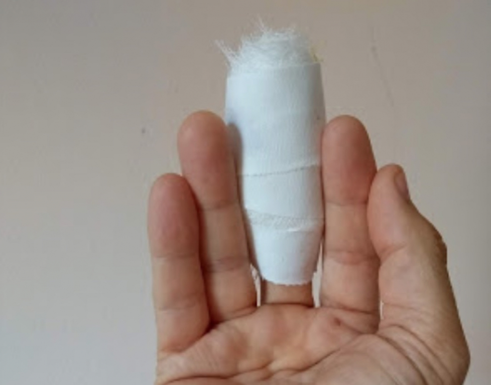 Un deget rupt, aproape doi ani de închisoare şi daune uriașe!