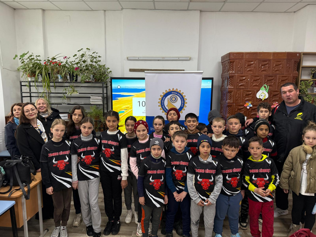 FOTO -- Donație pentru micii rugbiști din Gârbești Când bucuria prinde aripi sau... ghete de rugby! 