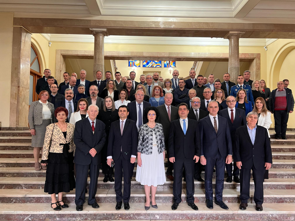 Noul prefect al Iașului i-a premiat pe foștii prefecți