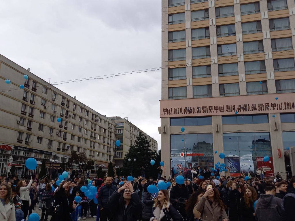 Ieșenii au lansat o mie de baloane albastre pentru conștientizarea autismului