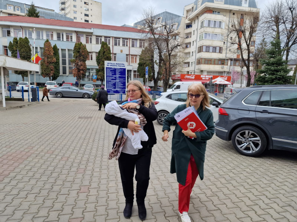 Bebelușul aruncat de mamă în toaleta din curte, externat și trimis la Mureș