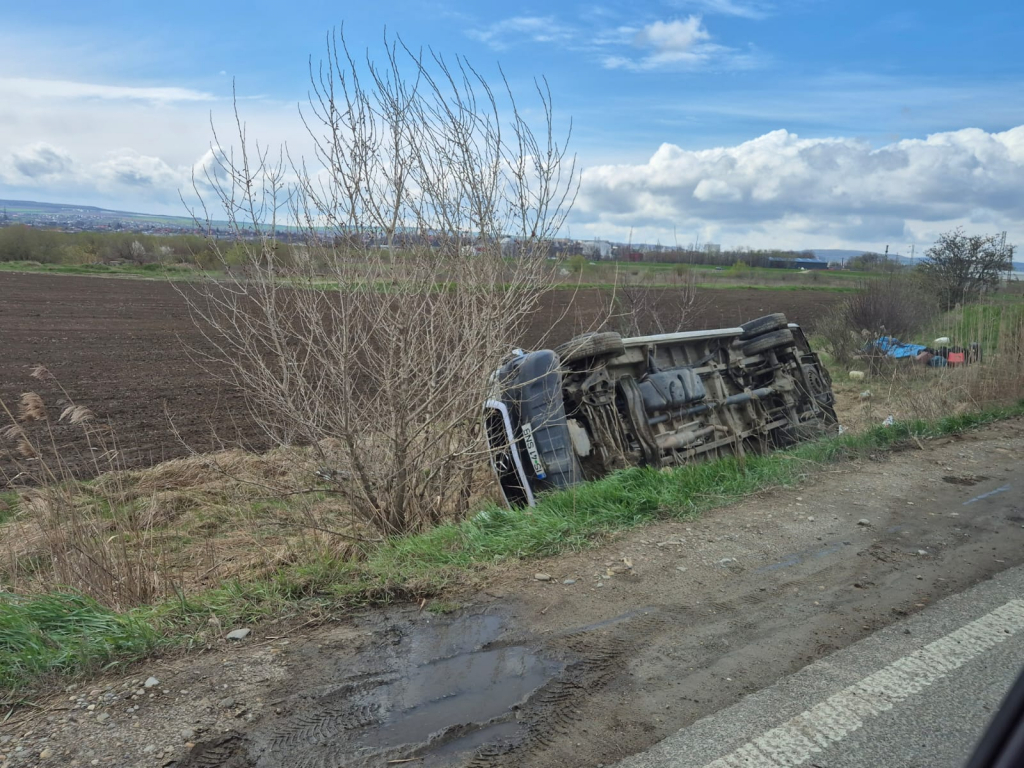 Microbuz cu 15 pasageri, răsturnat la Pașcani