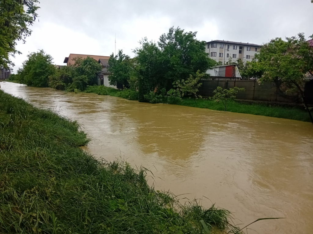 FOTO - Râul Nicolina poate ieși din  matcă în orice moment!