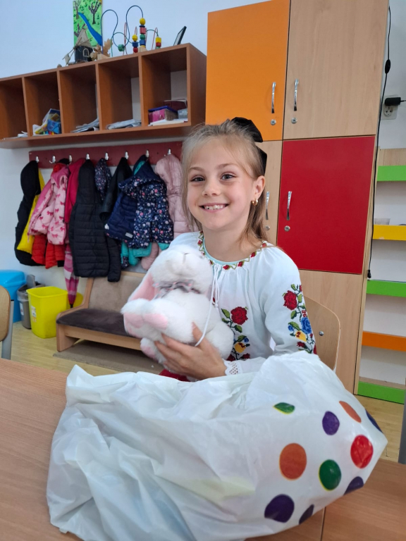 GALERIE FOTO -- Școala unde elevii încă râd cu poftă. Daruri de 1 Iunie pentru copiii din Frenciugi