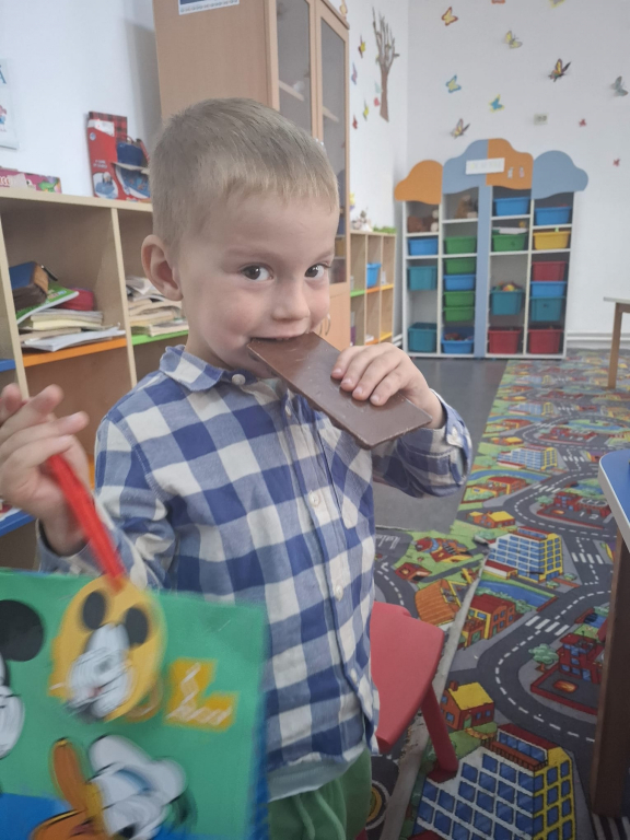 GALERIE FOTO -- Școala unde elevii încă râd cu poftă. Daruri de 1 Iunie pentru copiii din Frenciugi