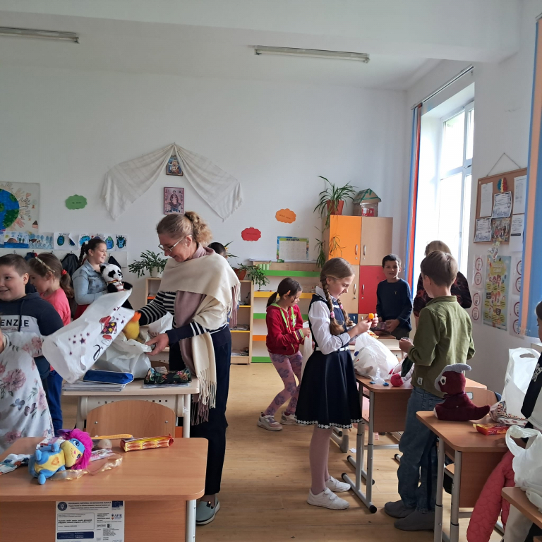 GALERIE FOTO -- Școala unde elevii încă râd cu poftă. Daruri de 1 Iunie pentru copiii din Frenciugi