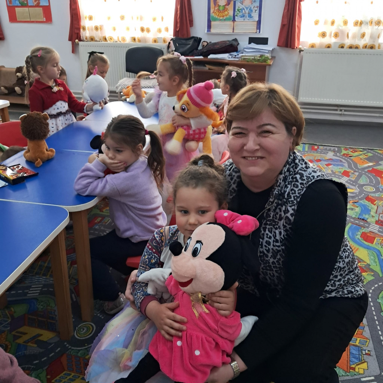 GALERIE FOTO -- Școala unde elevii încă râd cu poftă. Daruri de 1 Iunie pentru copiii din Frenciugi