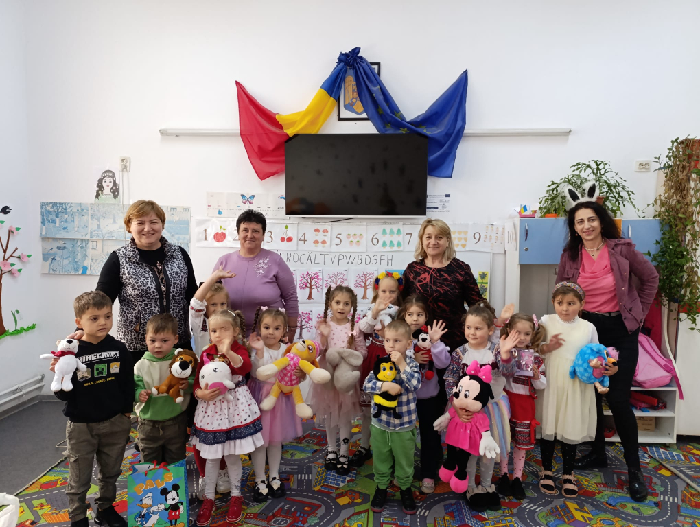 GALERIE FOTO -- Școala unde elevii încă râd cu poftă. Daruri de 1 Iunie pentru copiii din Frenciugi