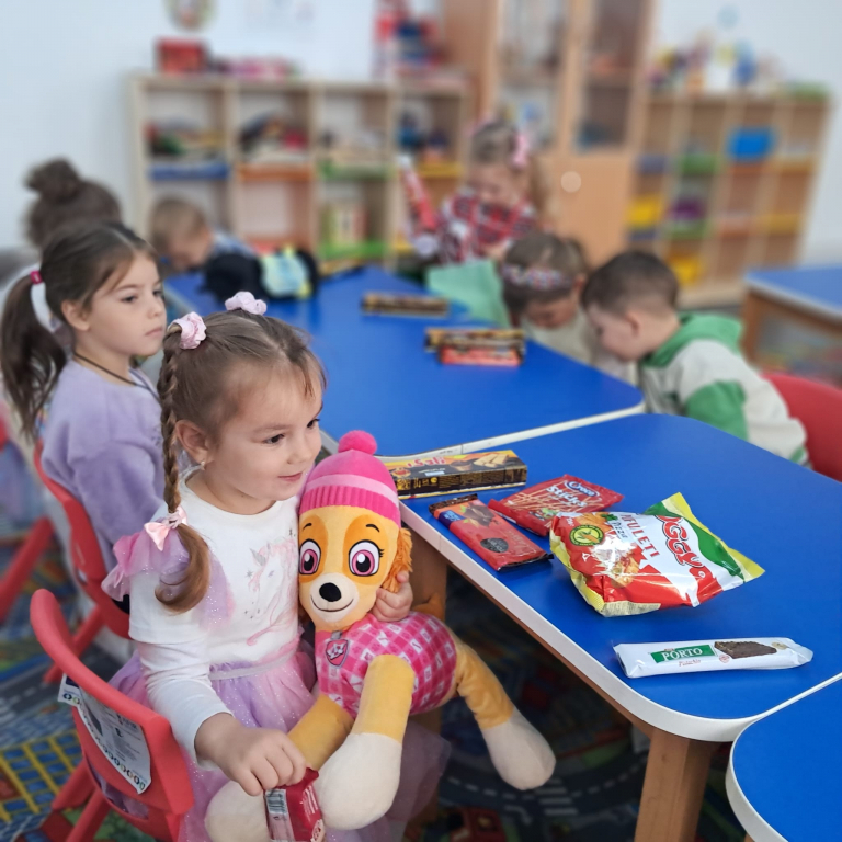 GALERIE FOTO -- Școala unde elevii încă râd cu poftă. Daruri de 1 Iunie pentru copiii din Frenciugi