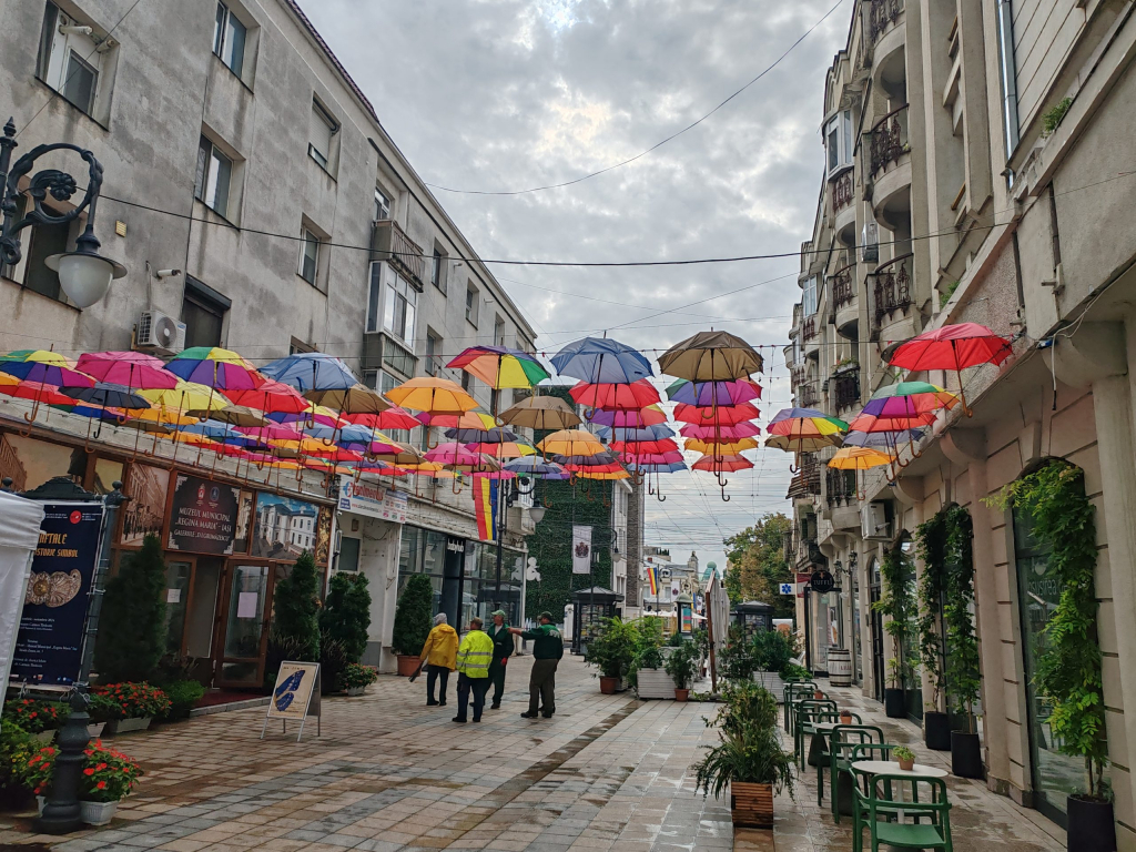 TOP 10 mirosuri din Iași care îți schimbă ziua. De ce merită să te plimbi cu nasul pe sus?