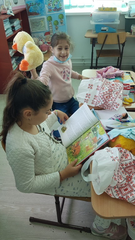 GALERIE FOTO -- 1 Iunie, cu joc, lumină și cireșe. O zi petrecută alături de copiii de la Școala Bazga și de micii pacienți ai Spitalului TBC Pașcanu