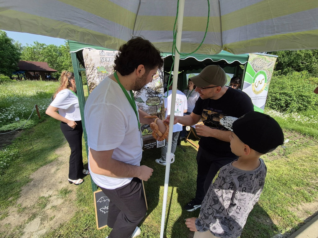 FOTO -- Ziua Copilului, sărbătorită la Grădina Botanică. Experimente, tururi și jocuri științifice
