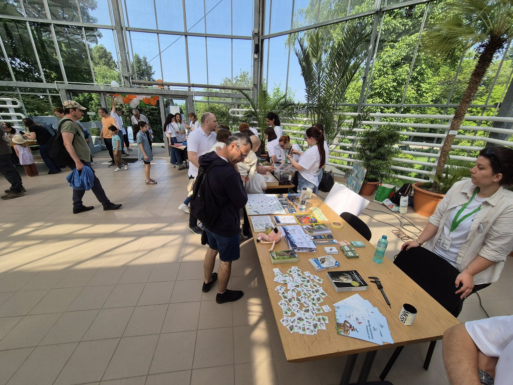 FOTO -- Ziua Copilului, sărbătorită la Grădina Botanică. Experimente, tururi și jocuri științifice