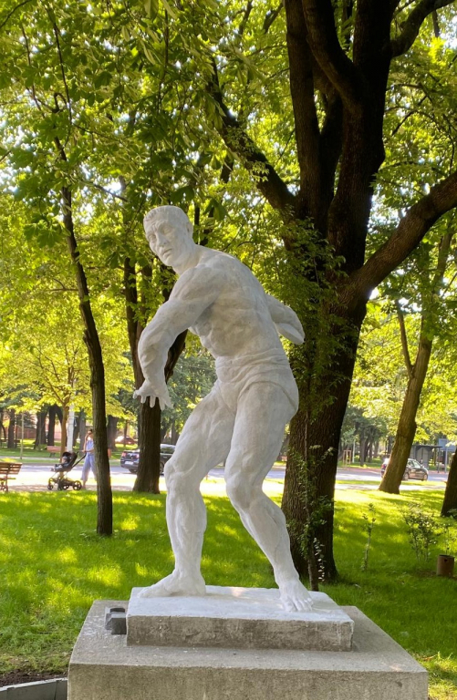 Discobolul din Copou renaște de Ziua Mediului. Iașul redă strălucirea unei sculpturi-simbol