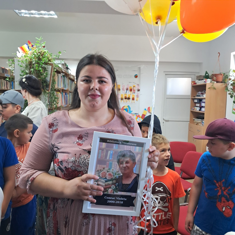GALERIE FOTO -- Cărți cu suflet și magie, dăruite de Ziua Învățătorului. Copiii de la Liceul UAIC din Iași au adus bucurie la Biblioteca din Mironeasa