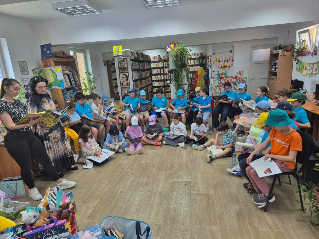 GALERIE FOTO -- Cărți cu suflet și magie, dăruite de Ziua Învățătorului. Copiii de la Liceul UAIC din Iași au adus bucurie la Biblioteca din Mironeasa