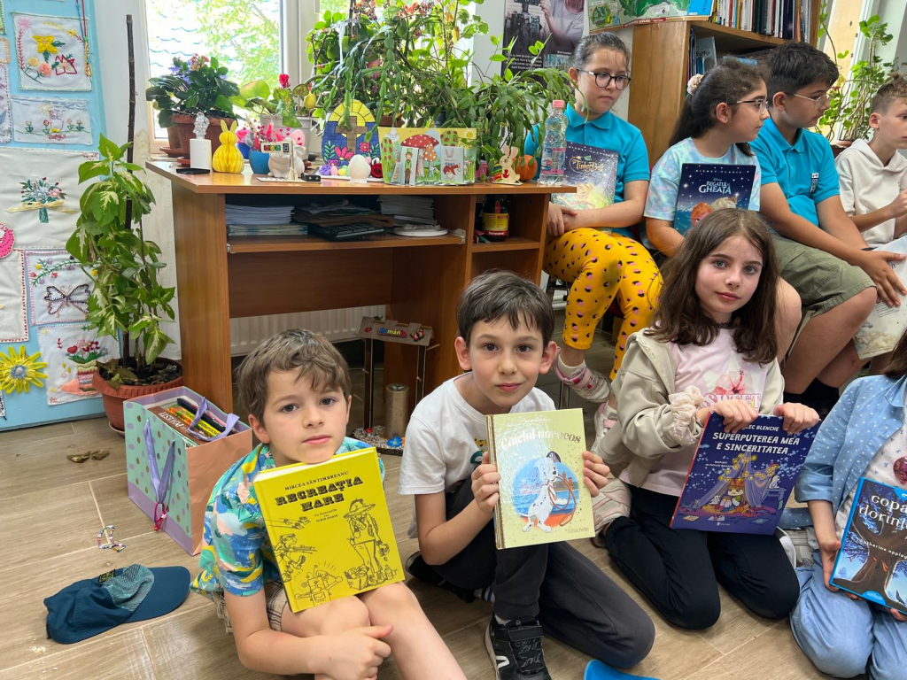 GALERIE FOTO -- Cărți cu suflet și magie, dăruite de Ziua Învățătorului. Copiii de la Liceul UAIC din Iași au adus bucurie la Biblioteca din Mironeasa