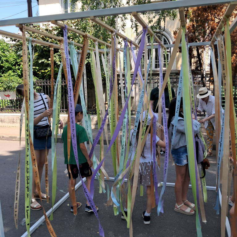 GALERIE FOTO -- Festivalul Șotron, în Grădina Pogor: o zi cu povești, râsete și dinozauri ascunși în săpun