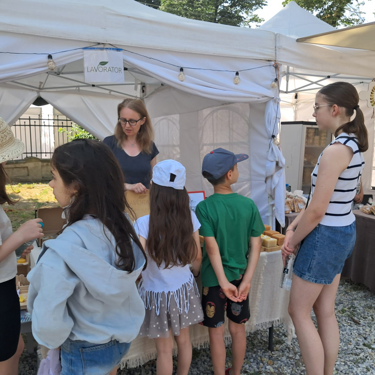 GALERIE FOTO -- Festivalul Șotron, în Grădina Pogor: o zi cu povești, râsete și dinozauri ascunși în săpun
