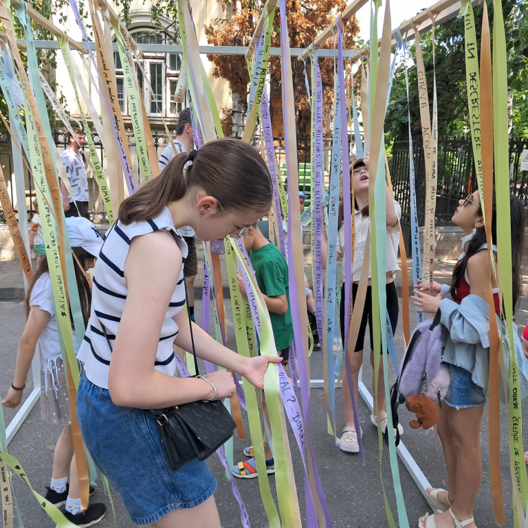 GALERIE FOTO -- Festivalul Șotron, în Grădina Pogor: o zi cu povești, râsete și dinozauri ascunși în săpun