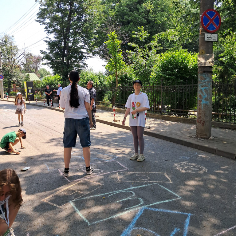 GALERIE FOTO -- Festivalul Șotron, în Grădina Pogor: o zi cu povești, râsete și dinozauri ascunși în săpun
