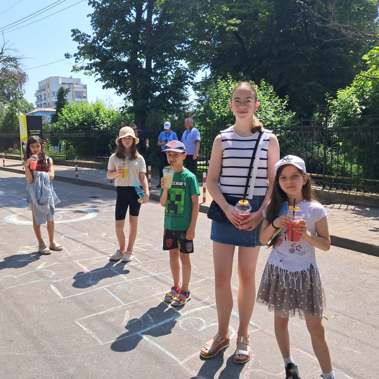 GALERIE FOTO -- Festivalul Șotron, în Grădina Pogor: o zi cu povești, râsete și dinozauri ascunși în săpun