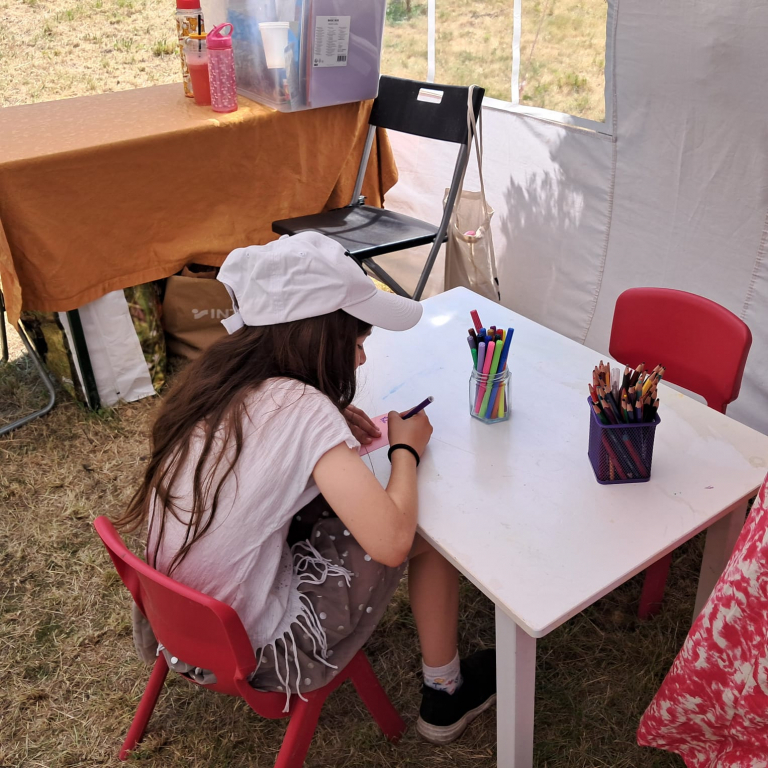 GALERIE FOTO -- Festivalul Șotron, în Grădina Pogor: o zi cu povești, râsete și dinozauri ascunși în săpun