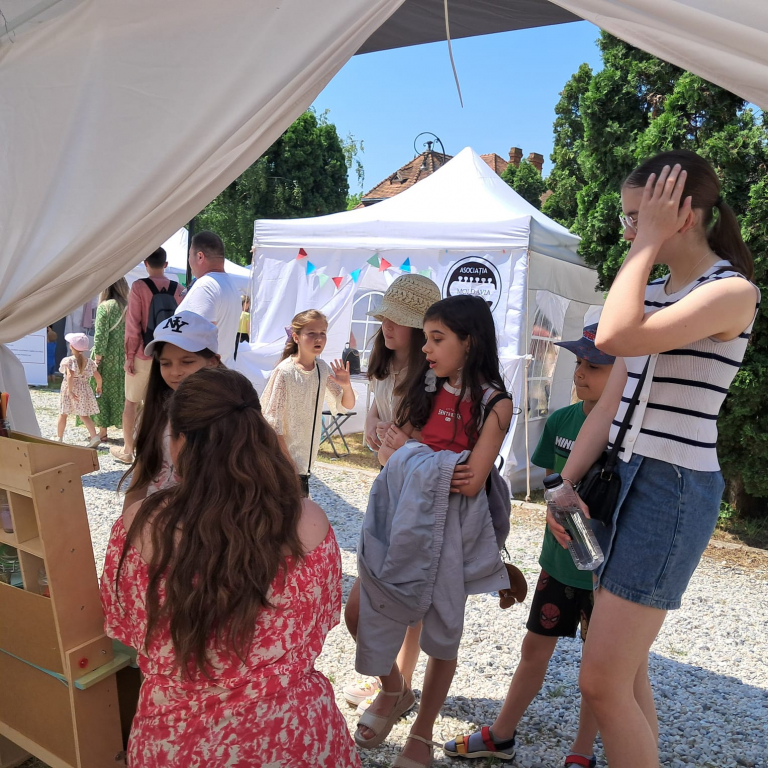 GALERIE FOTO -- Festivalul Șotron, în Grădina Pogor: o zi cu povești, râsete și dinozauri ascunși în săpun