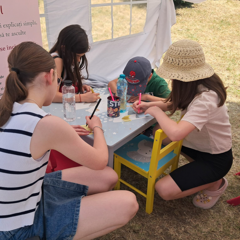 GALERIE FOTO -- Festivalul Șotron, în Grădina Pogor: o zi cu povești, râsete și dinozauri ascunși în săpun