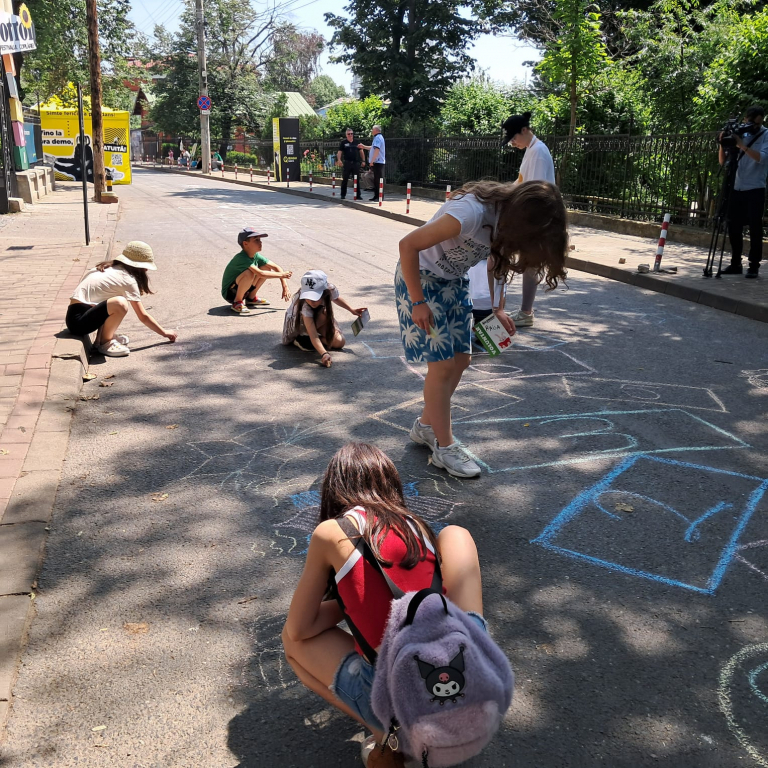 GALERIE FOTO -- Festivalul Șotron, în Grădina Pogor: o zi cu povești, râsete și dinozauri ascunși în săpun