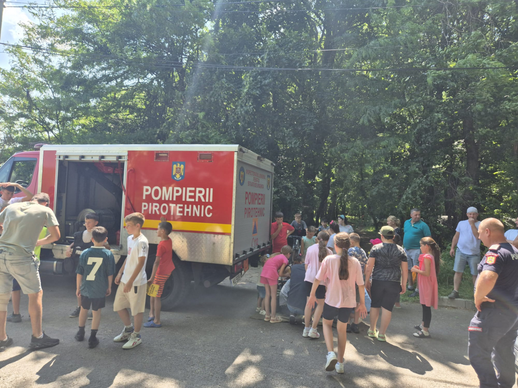 GALERIE FOTO -- În drum spre o misiune pirotehnică, un echipaj ISU a salvat viața unei femei leșinate pe stradă