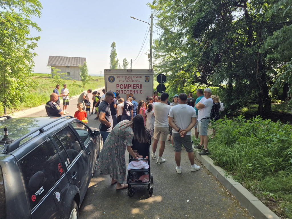 GALERIE FOTO -- În drum spre o misiune pirotehnică, un echipaj ISU a salvat viața unei femei leșinate pe stradă
