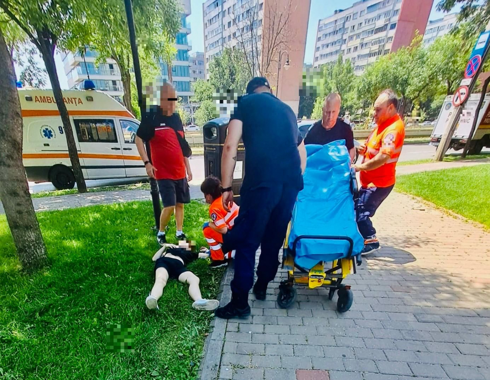 GALERIE FOTO -- În drum spre o misiune pirotehnică, un echipaj ISU a salvat viața unei femei leșinate pe stradă