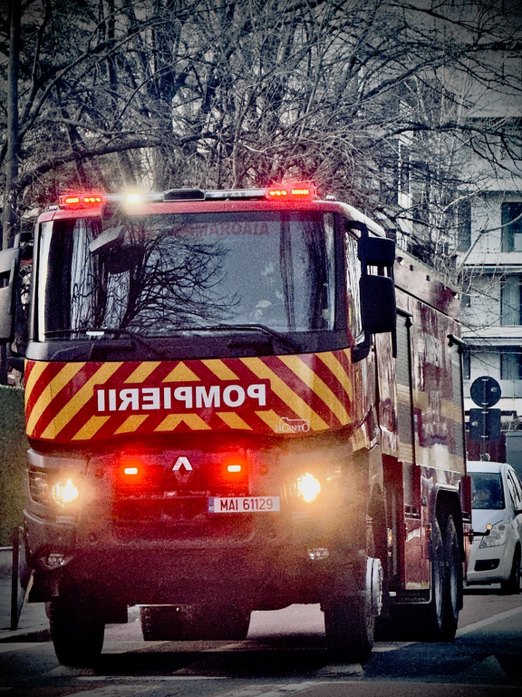 Alertă în Botoșani: risc de explozie după ce o mașină a avariat o conductă de gaze. Pompierii au intervenit de urgență