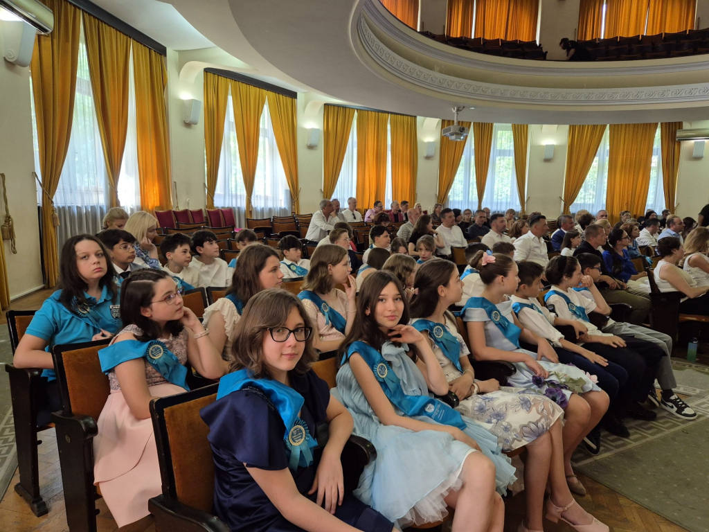 FOTO-- Cercetașii Liceului Universității „Alexandru Ioan Cuza” au plecat în explorarea viitorului