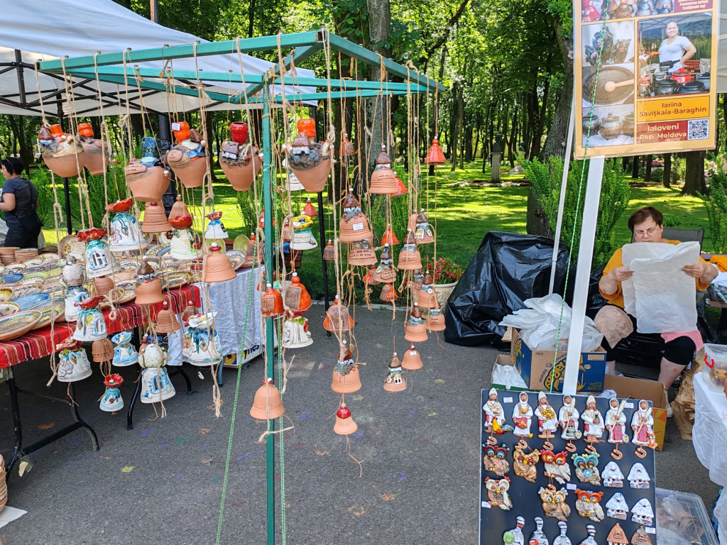 FOTO -- Tradiții vii în inima Iașului. Meșteri olari din România, Republica Moldova și Ucraina, reuniți la Târgul de Ceramică Tradițională
