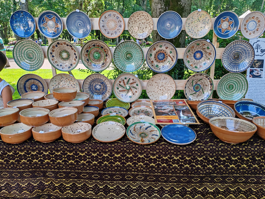 FOTO -- Tradiții vii în inima Iașului. Meșteri olari din România, Republica Moldova și Ucraina, reuniți la Târgul de Ceramică Tradițională
