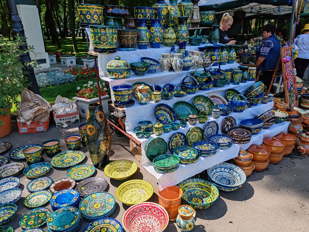 FOTO -- Tradiții vii în inima Iașului. Meșteri olari din România, Republica Moldova și Ucraina, reuniți la Târgul de Ceramică Tradițională
